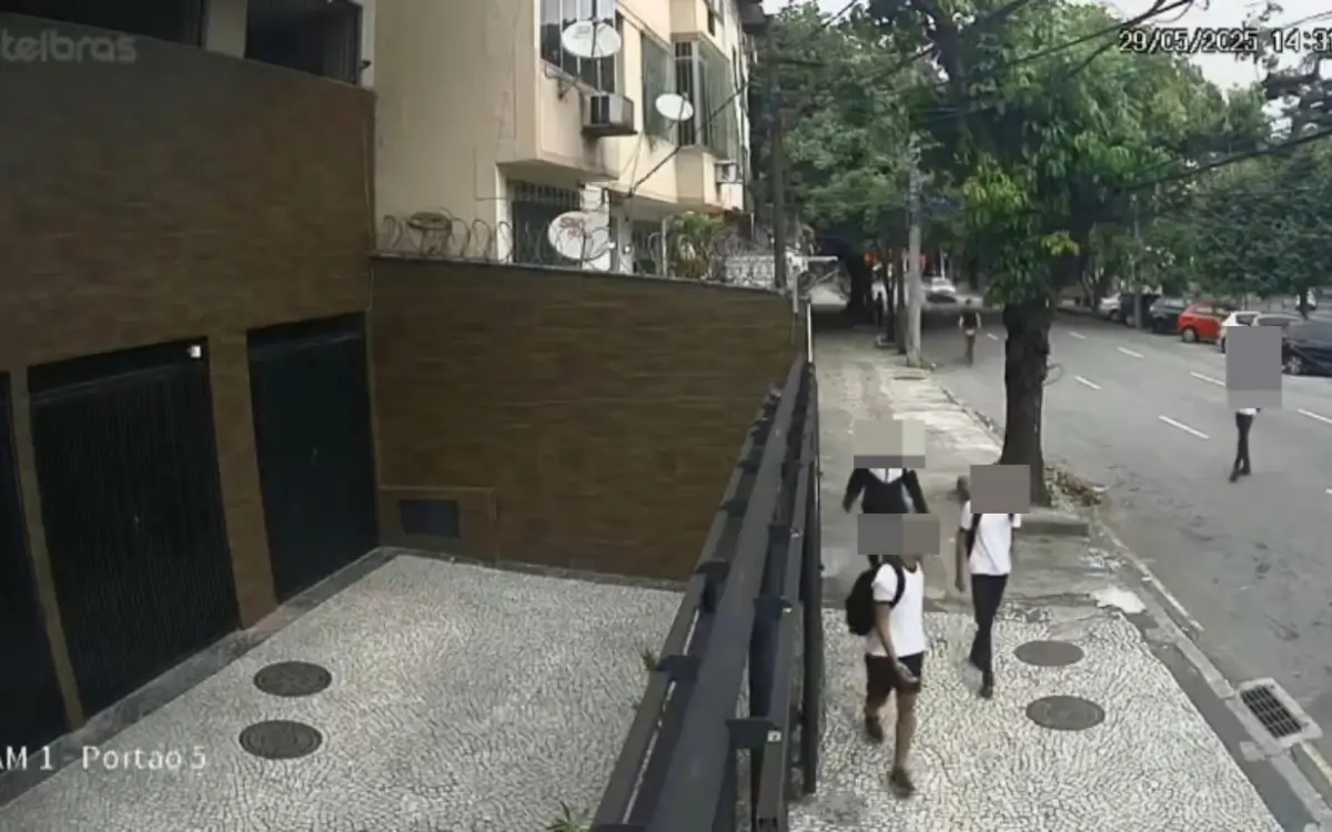 câmera flagra assaltantes com uniforme atacando aluno do CAp-Uerj