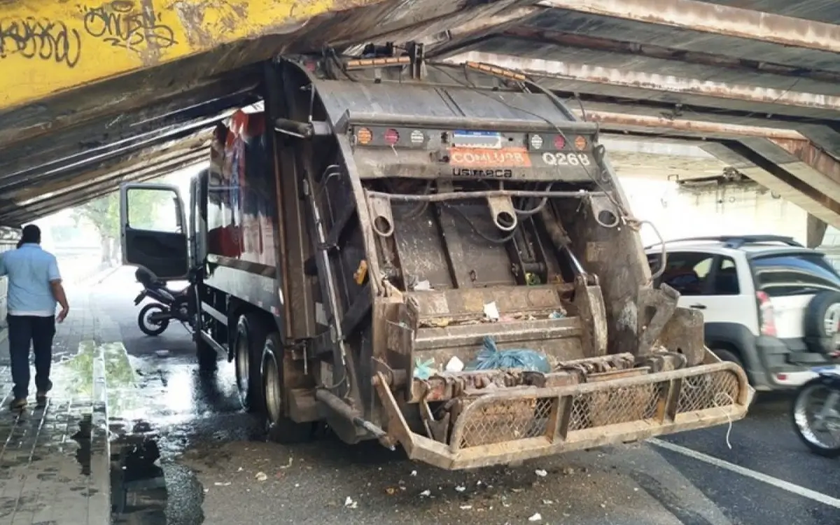 Caminhão da Comlurb fica preso