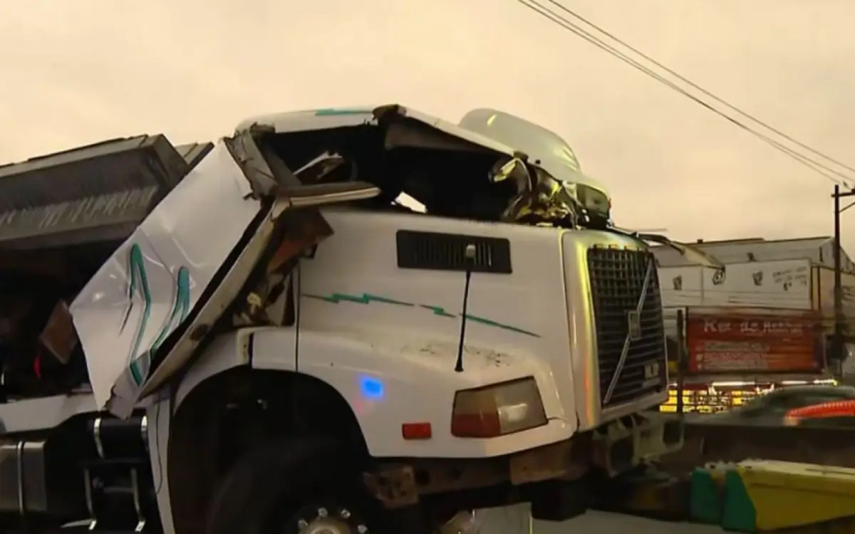Caminhão destruído