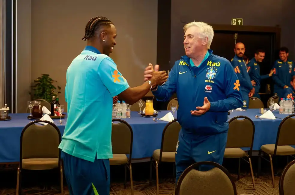 Carlo Ancelotti cumprimenta Vini Jr
