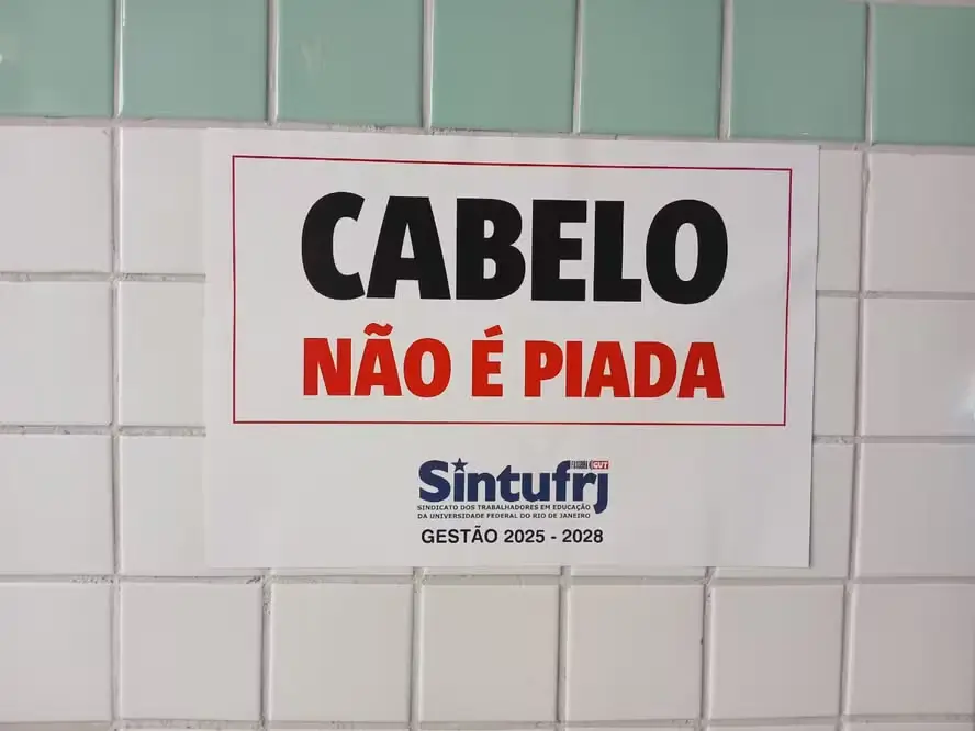 Cartaz colocado pelo Erer no pátio do CAp UFRJ