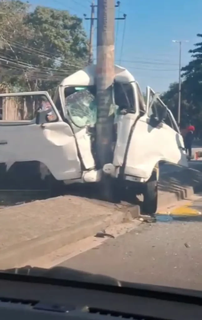 Colisão contra poste mata homem