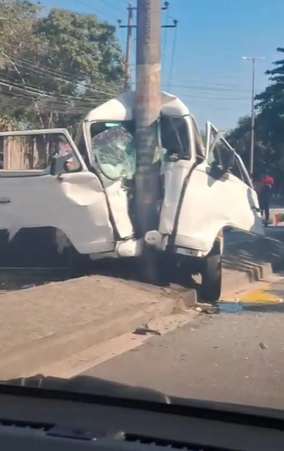 Colisão contra poste mata homem