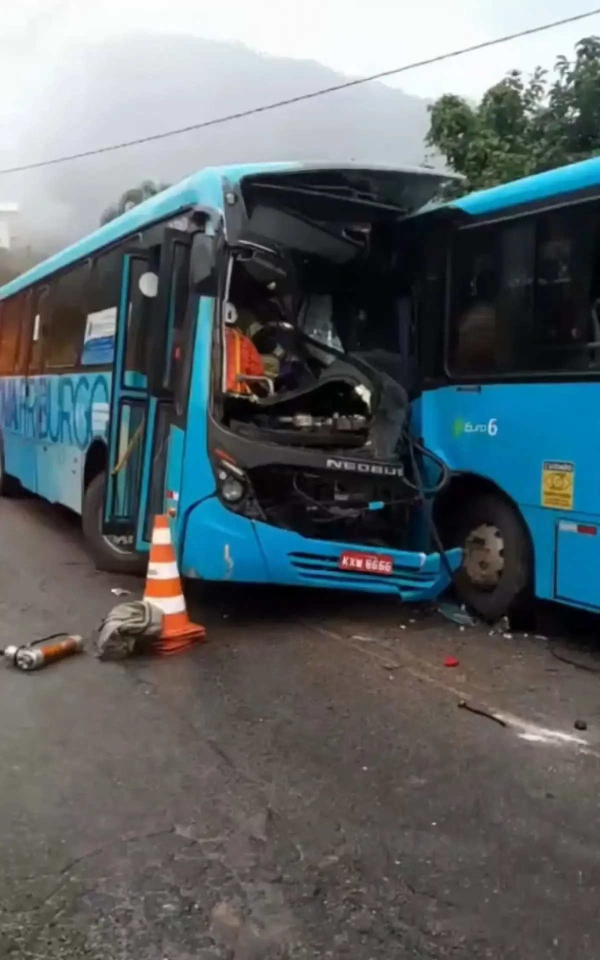 acidente entre dois ônibus