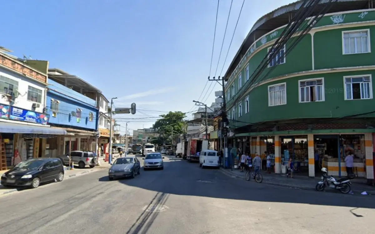 Crime ocorreu na calçada de um estabelecimento comercial na Avenida Comendador Teles
