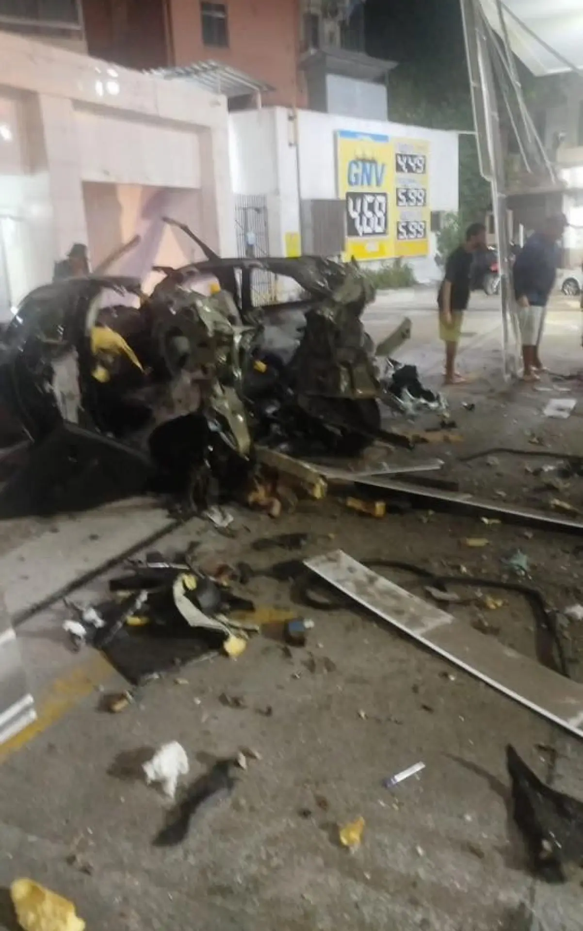 carro explodiu durante abastecimento em um posto da Praça da Cruz Vermelha