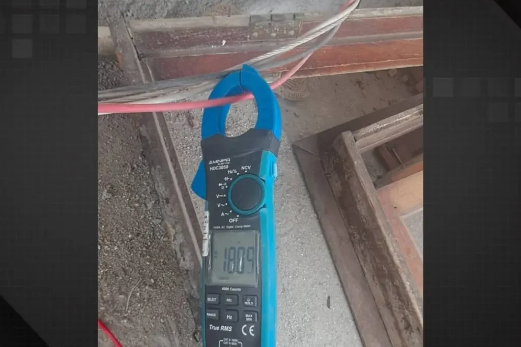Fábrica de gelo em Niterói é flagrada com 'gato' de energia