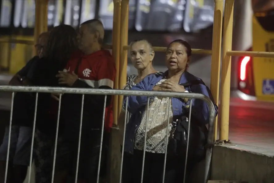 idosos enfrentam filas desde a madrugada