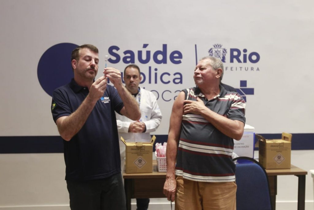 Daniel Soranz aplica vacina