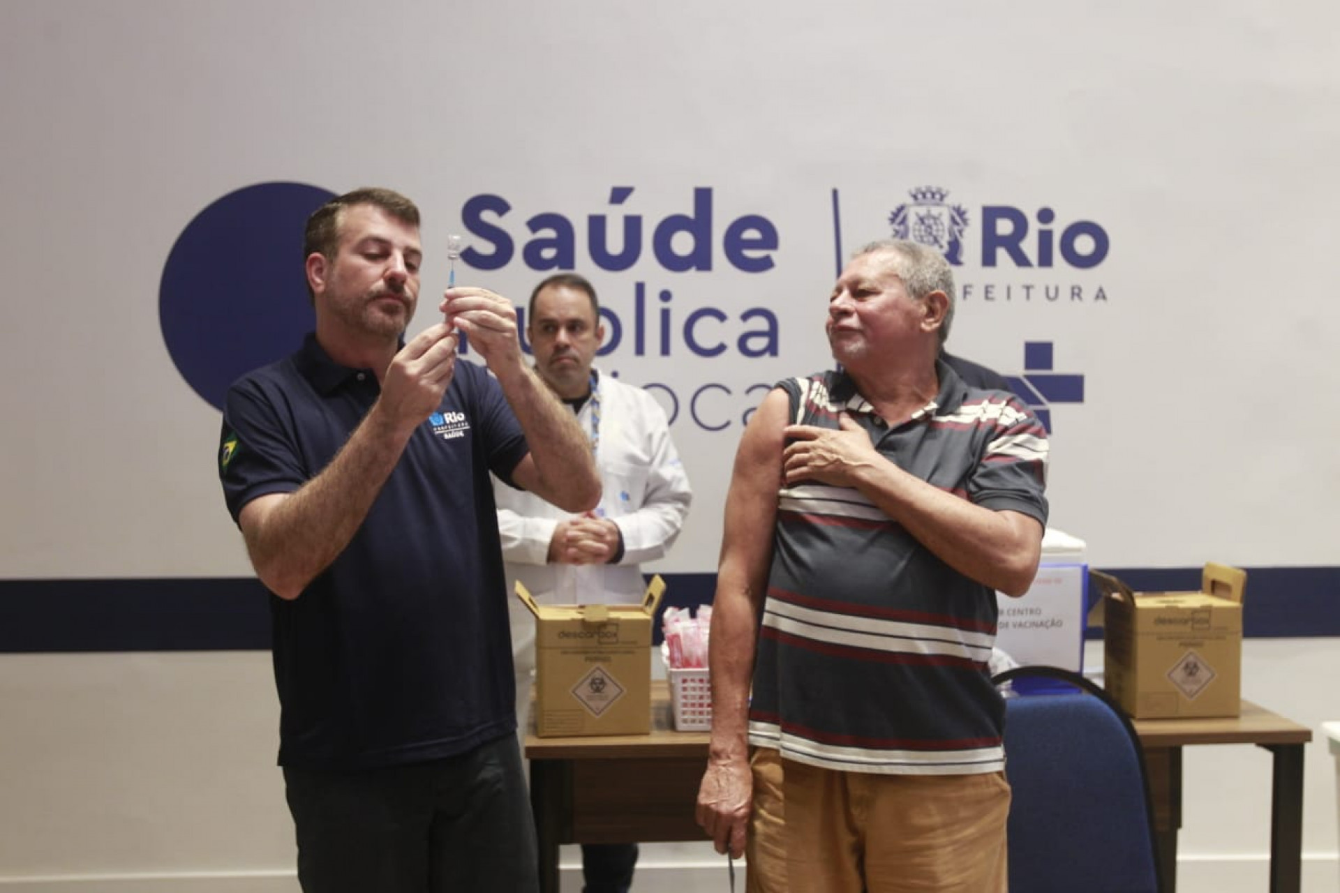 Daniel Soranz aplica vacina