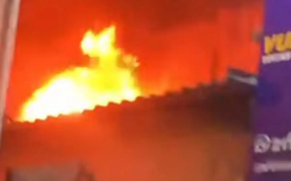 Incêndio em loja de tintas em Duque de Caxias