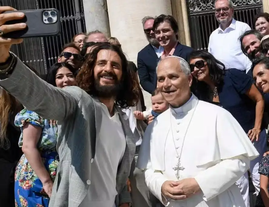 Jesus tira selfie com o Papa