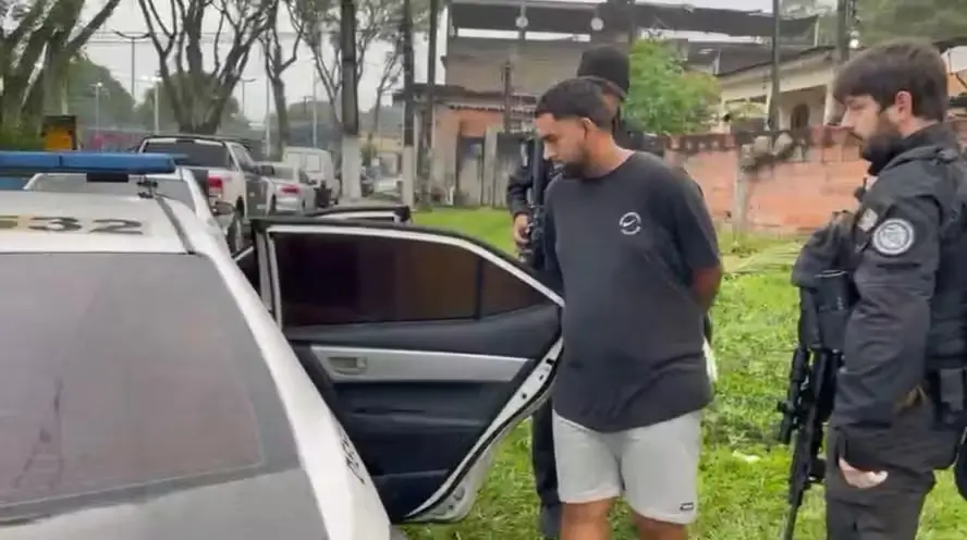 Marcos Vinícius Dias Ferreira pouco antes de entrar na viatura da Polícia Civil