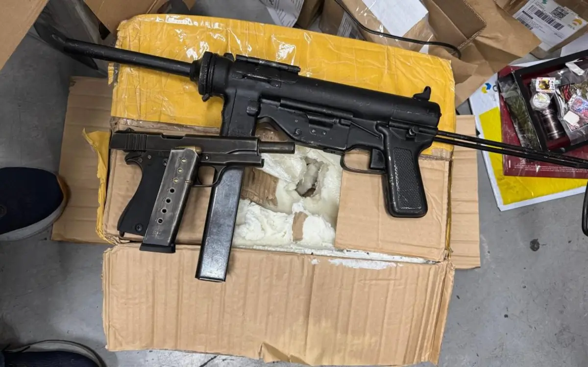 Metralhadora e pistola apreendidas no Centro de Distribuição dos Correios
