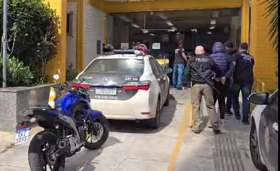 Motoboys jogam rojão em cliente estão presos