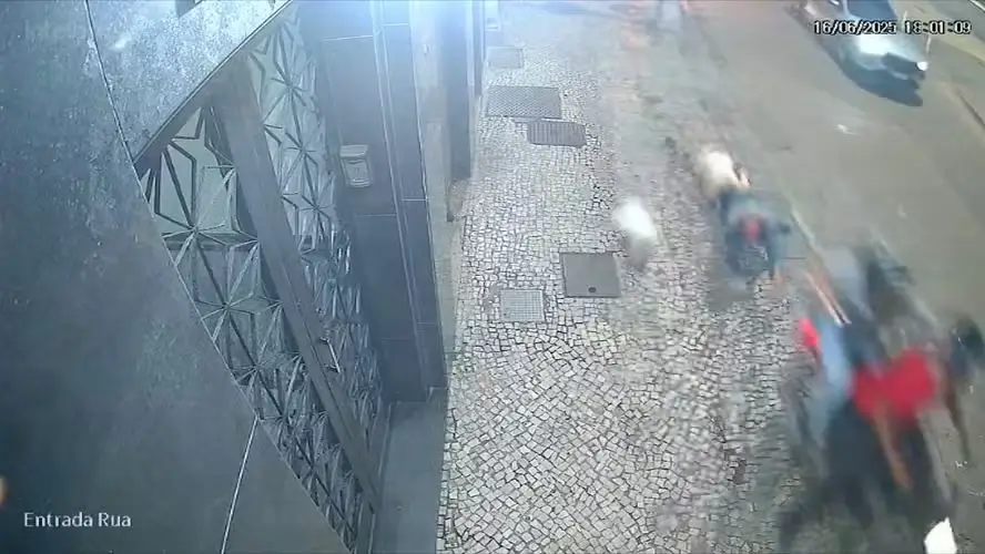 Mulher arrastada por moto em assalto no Flamengo