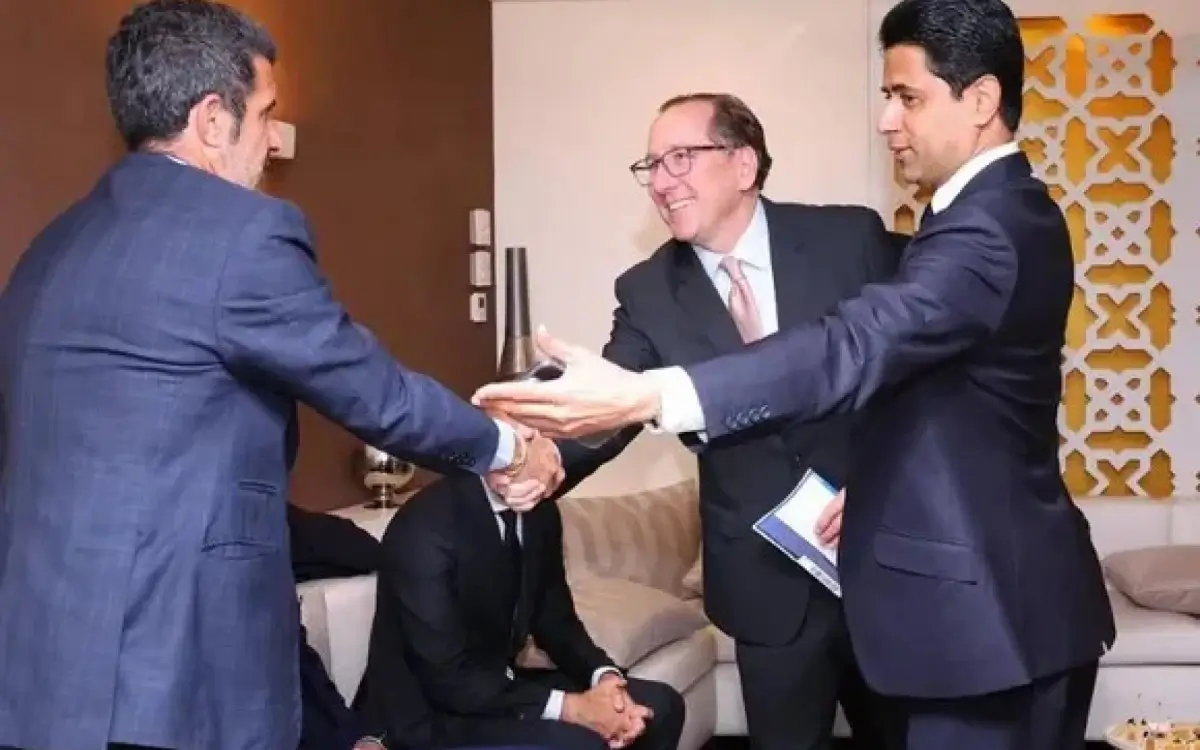 O dirigente do Botafogo e do Lyon, John Textor, junto com o presidente do Psg, Nasser Al-Khelaïfi