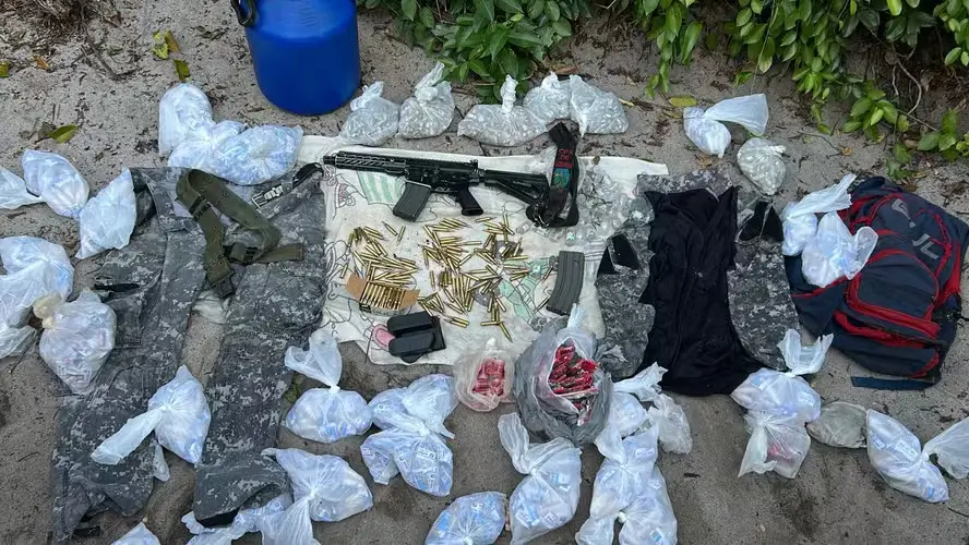 O material apreendido pela polícia durante a prisão do suspeito