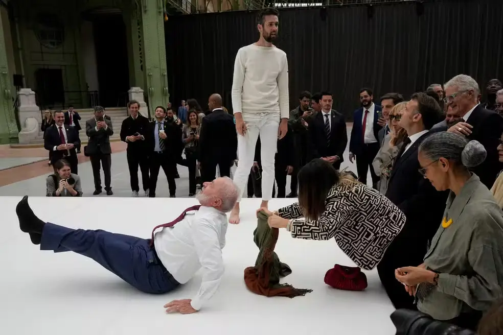 Lula tenta imitar acrobata