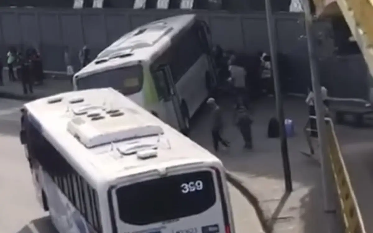 Ônibus perde controle e atropela mulher na Avenida Brasil