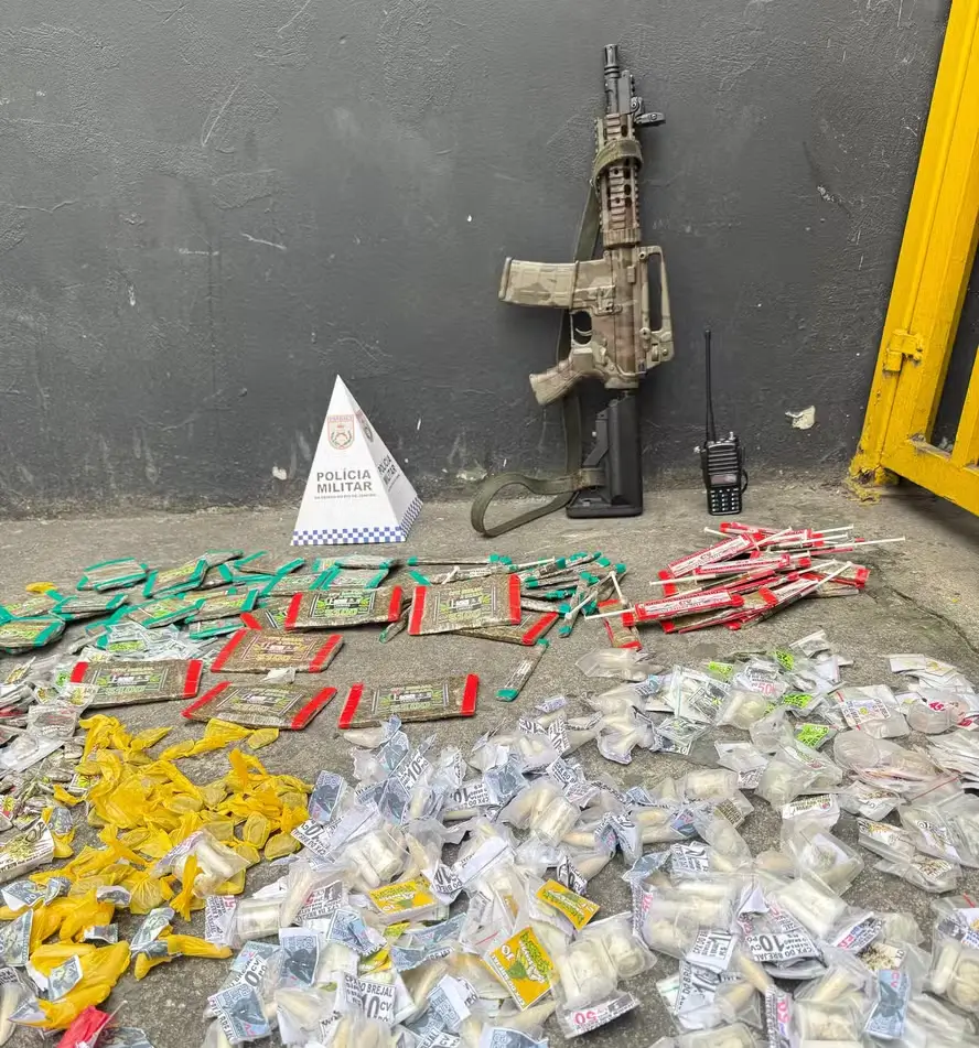 Operação da PM em São Gonçalo apreendeu um fuzil e entorpecentes