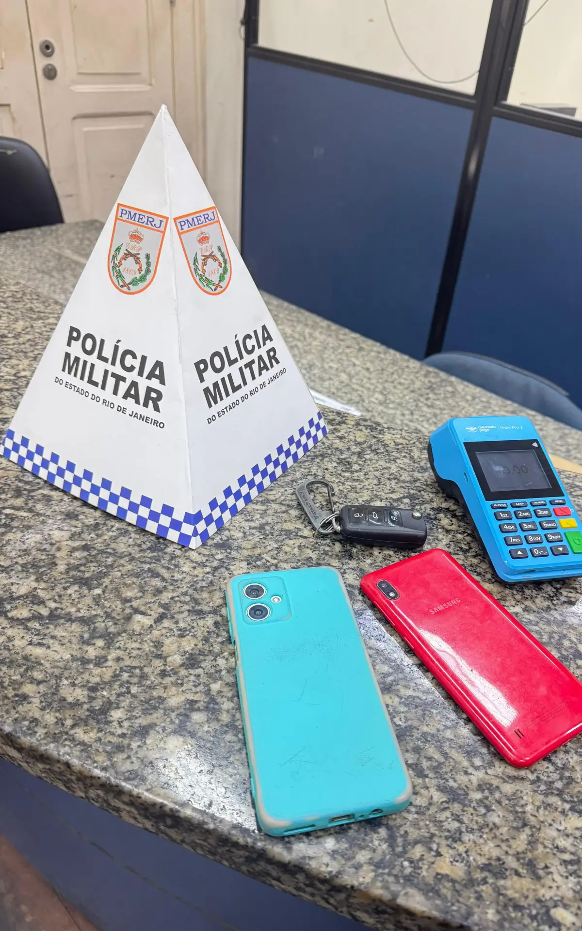 PM recuperou um veículo e apreendeu celulares e uma maquininha de cartão