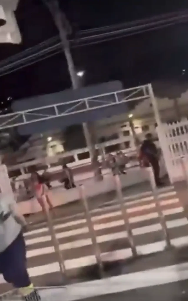 Pessoas correm para dentro de estabelecimento com medo de bandidos no Campinho