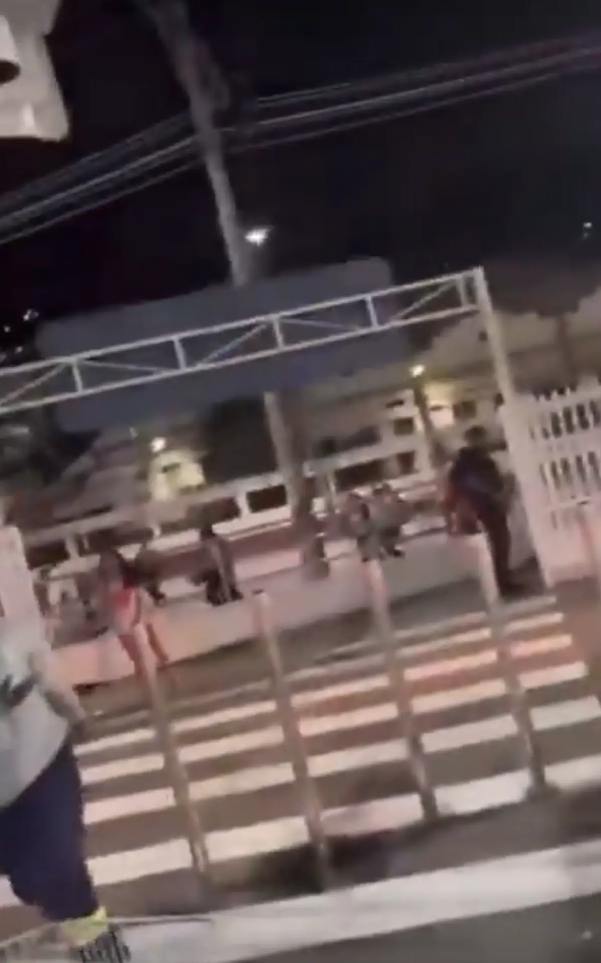 Pessoas correm para dentro de estabelecimento com medo de bandidos no Campinho
