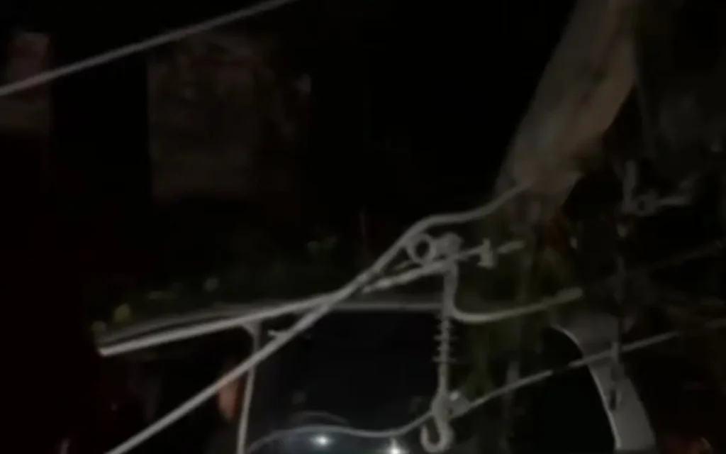 poste caiu em cima de carro na Autoestrada Grajaú-Jacarepaguá