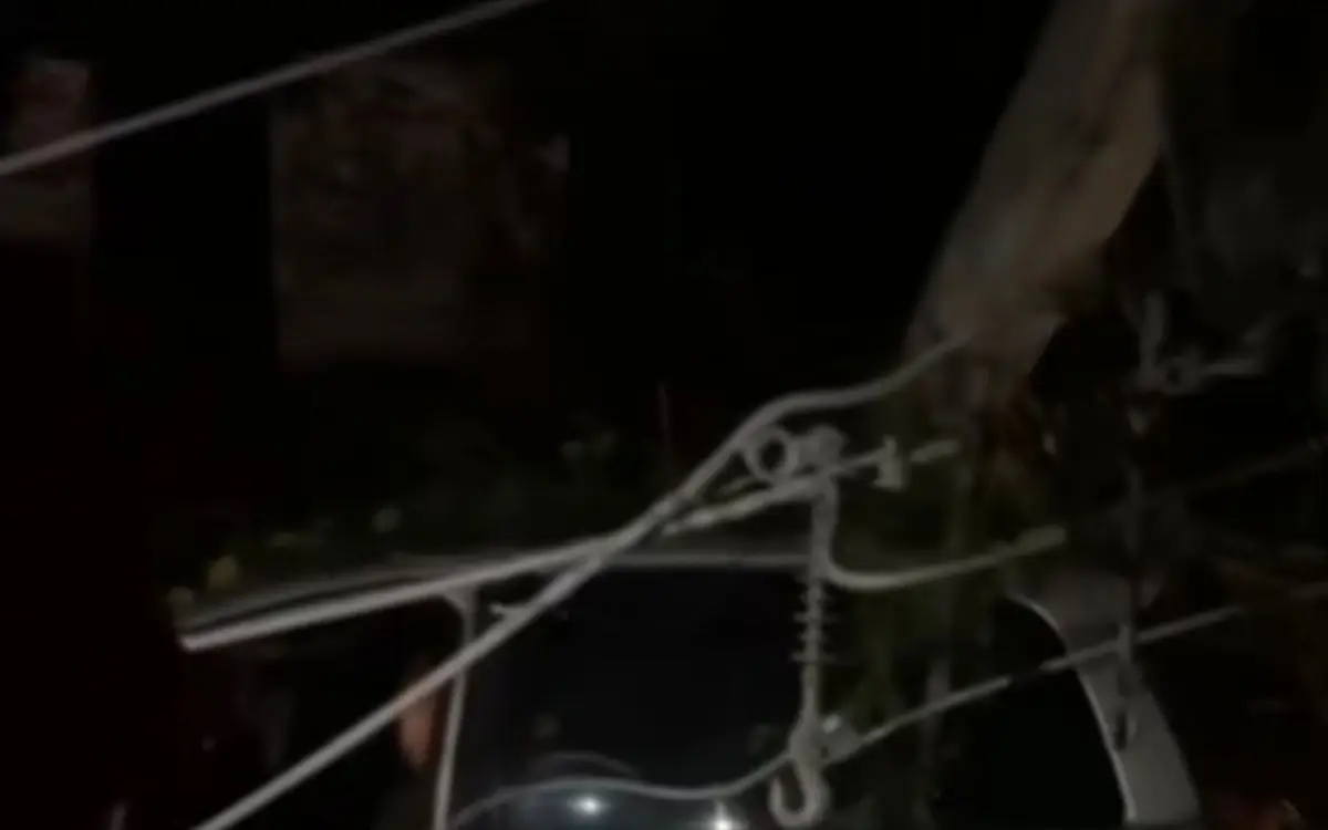 poste caiu em cima de carro na Autoestrada Grajaú-Jacarepaguá