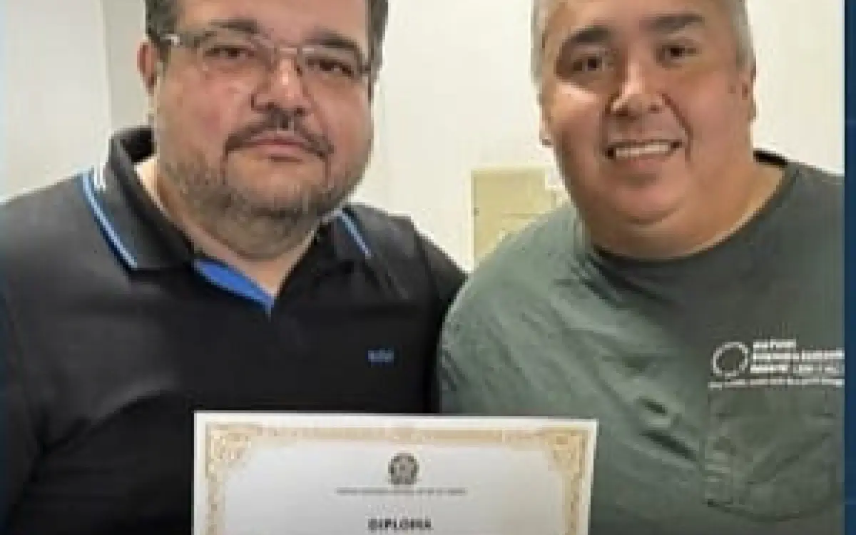 Prefeito de Itaguaí Dr. Rubão (E) e seu vice-prefeito tomaram posse no Cartório da cidade