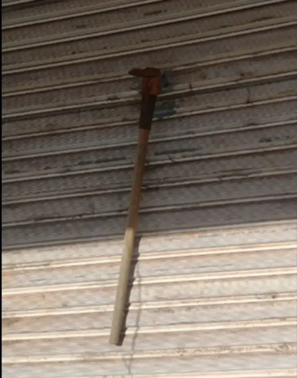 Picareta na porta da loja