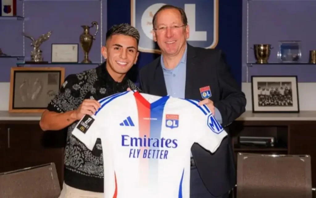 Thiago Almada ao lado de John Textor em chegada ao Lyon