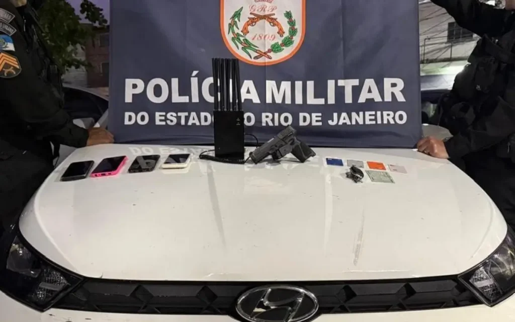 Carro roubado e pistola em Belford Roxo