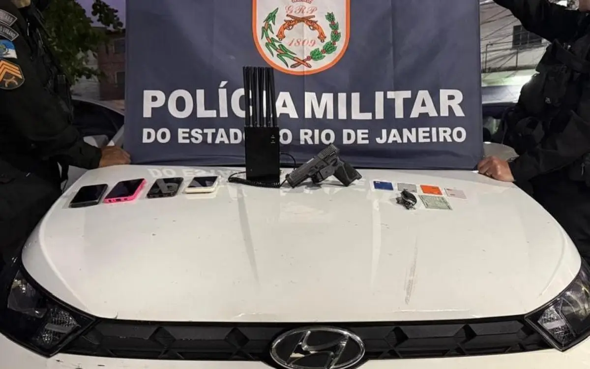 Carro roubado e pistola em Belford Roxo