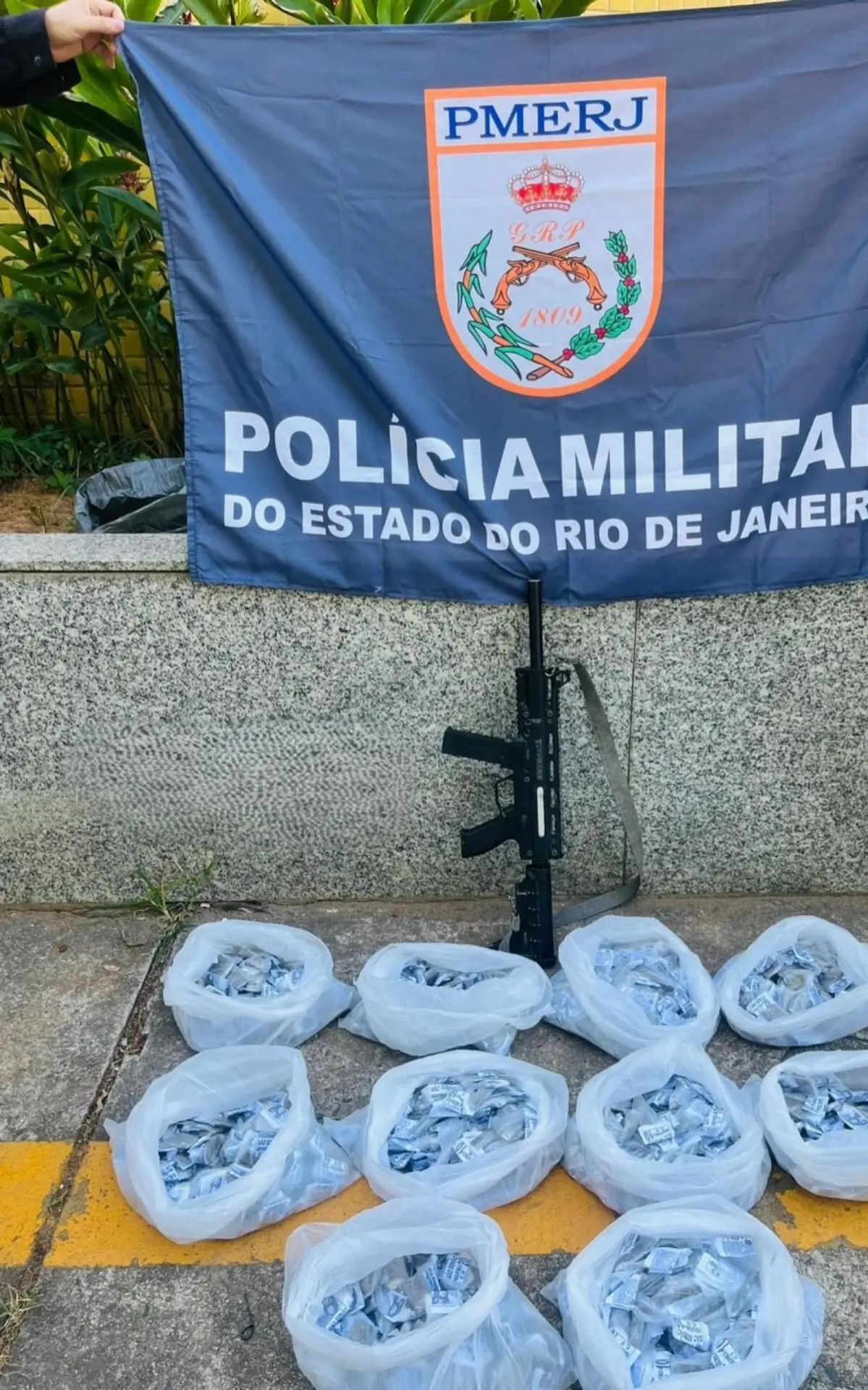 réplica de fuzil e maconha