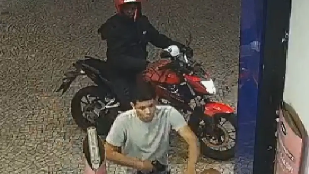 bandidos invadem farmácia