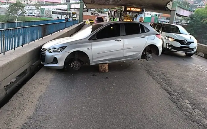Carro abandonado no viaduto da Mangueira
