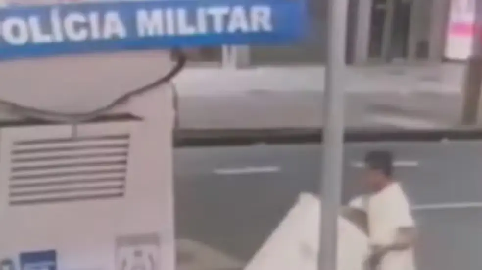 Homem furta geladeira de cabine da PM