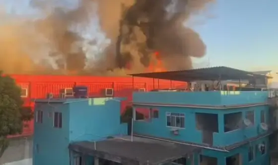 Incêndio de grandes proporções atinge Tubarão Atacadão em Duque de Caxias
