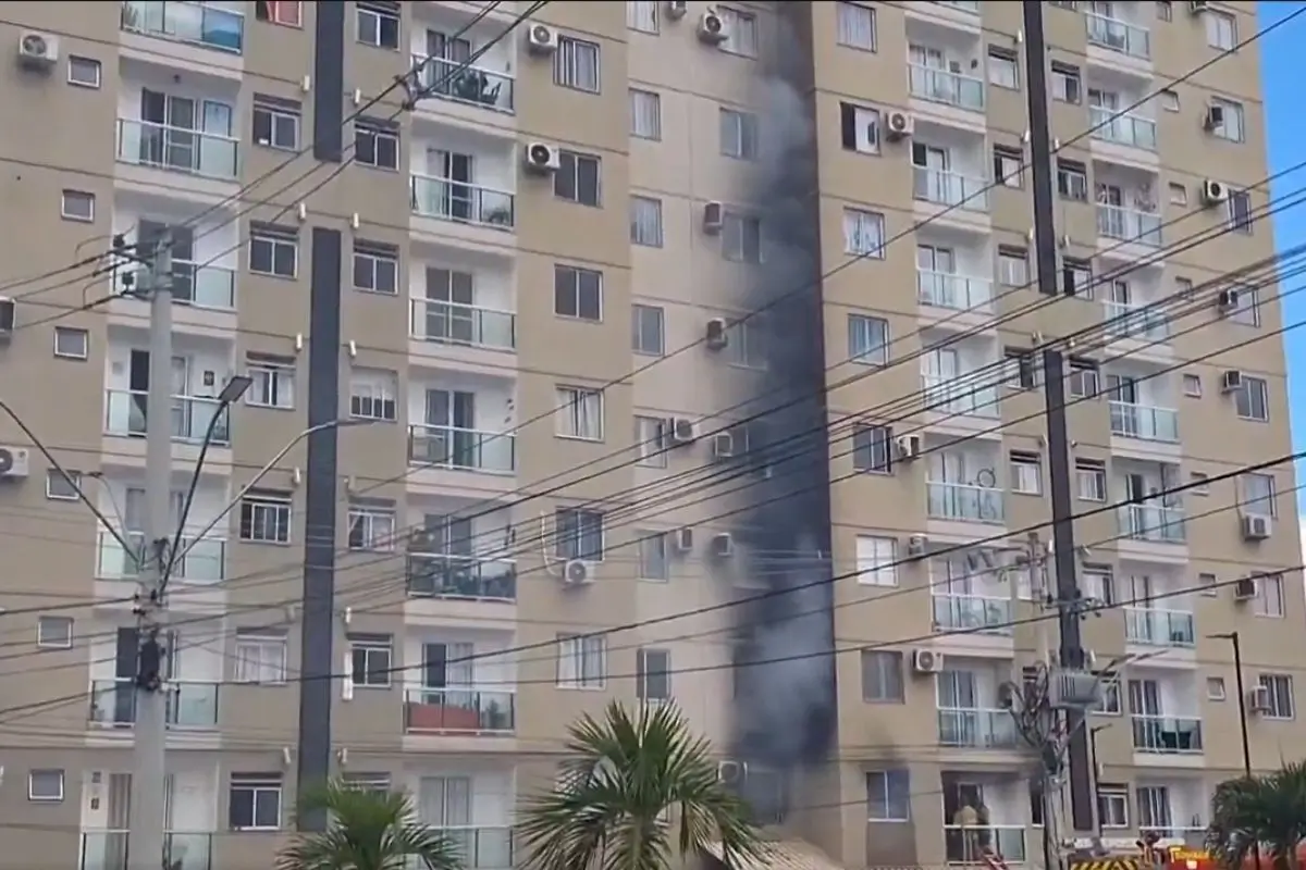 Incêndio em prédio deixa uma mulher morta na Baixada Fluminense