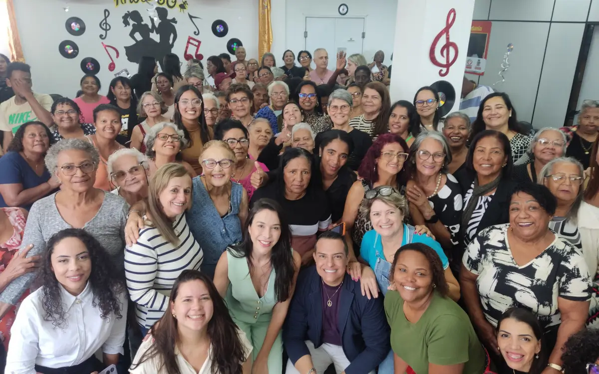 junho-violeta-baile-anima-terceira-idade-e-reforca-luta-contra-violencia-em-belford-roxo