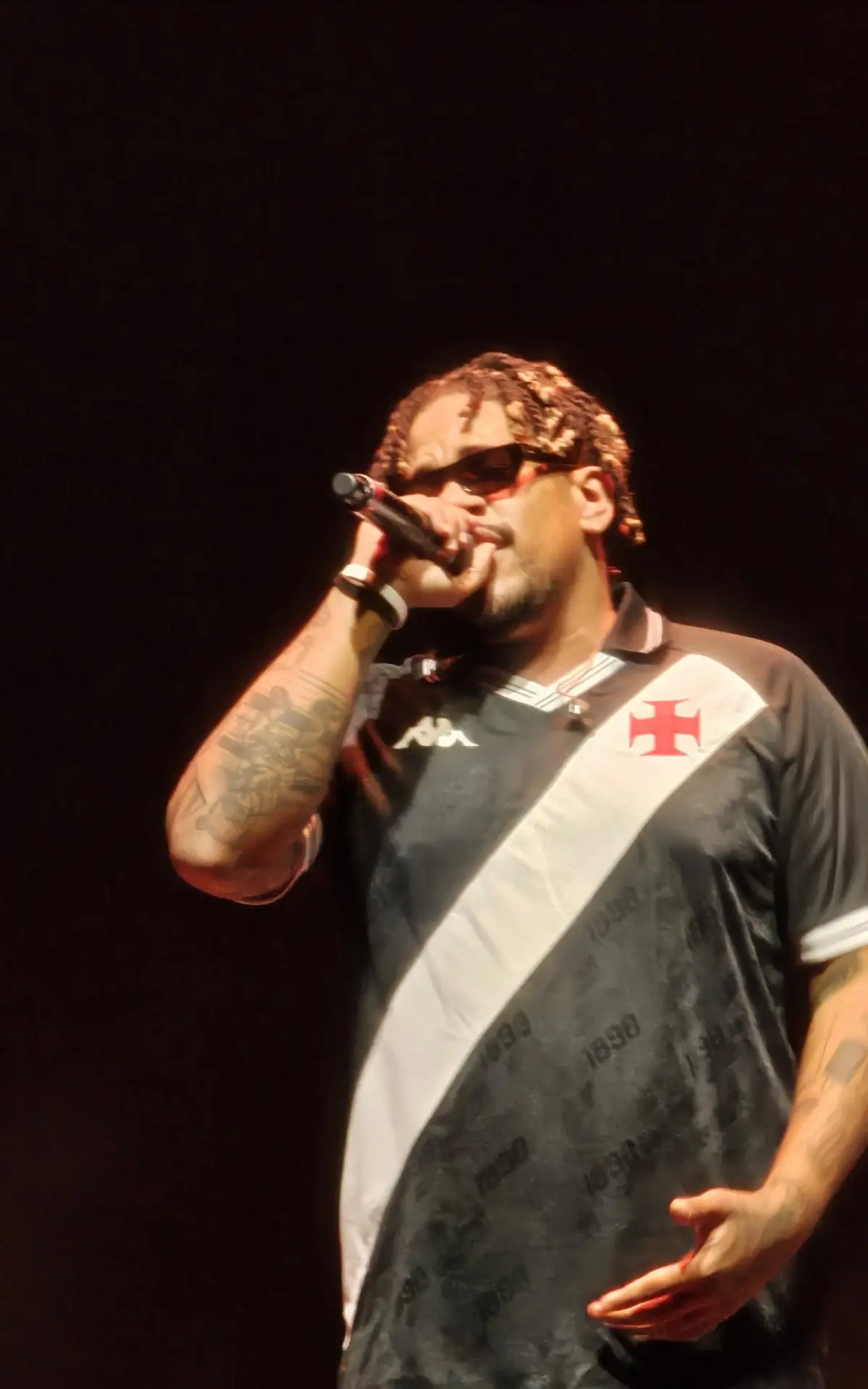 Luccas Carlos antecipa lançamento e mostra nova camisa do Vasco