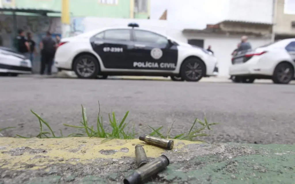 Carro da polícia com fuzil a frente