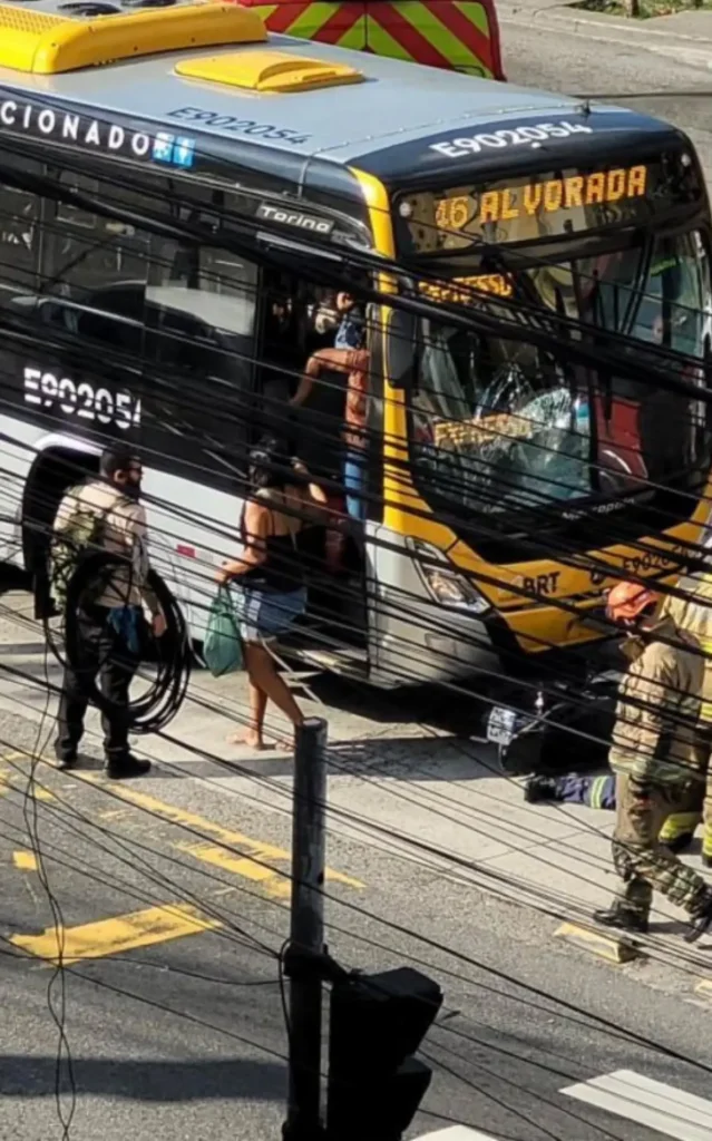 motociclista bate em ônibus do BRT