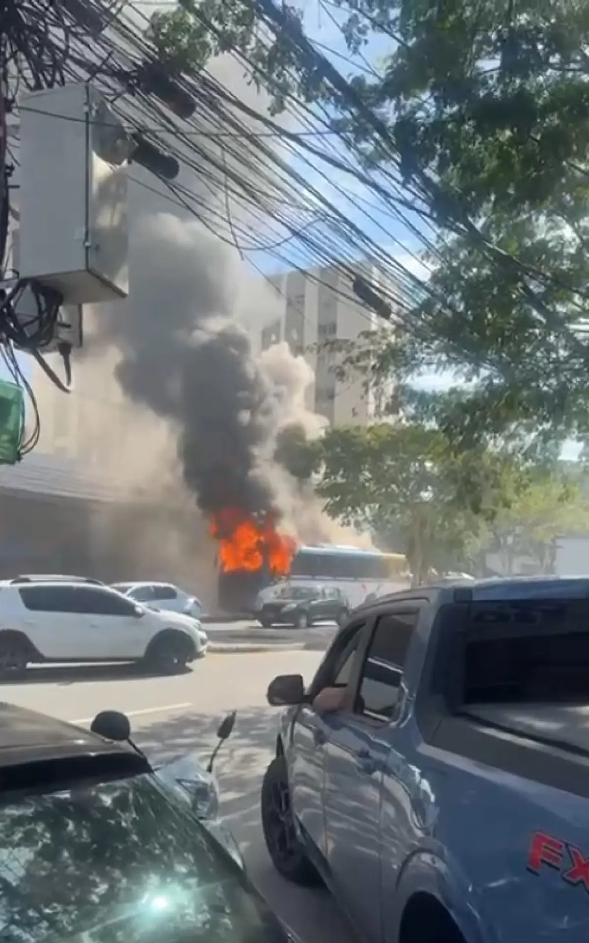 ônibus pega fogo na Freguesia