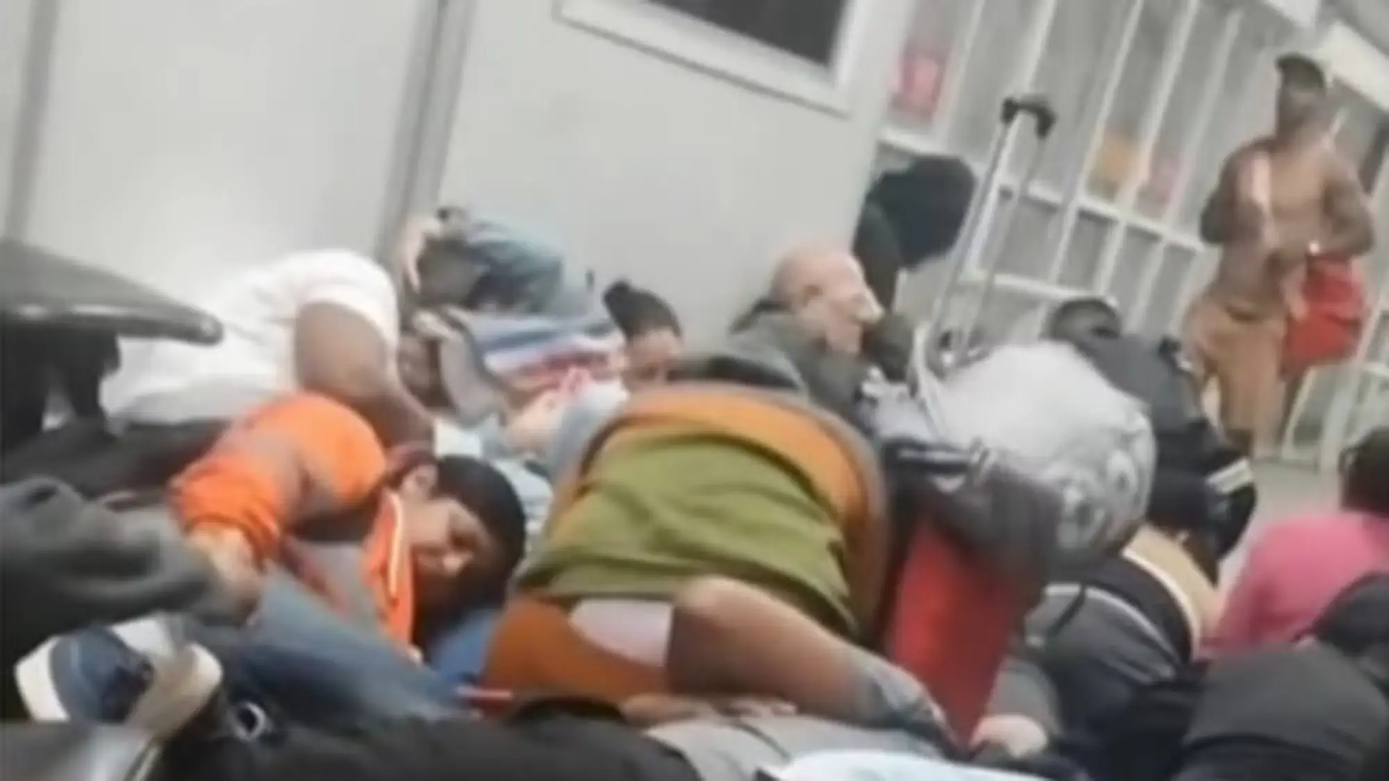 Pessoas fugindo dos tiros