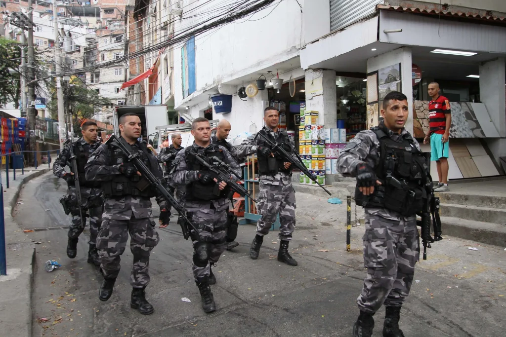 Policias fazendo ronda na Rocinha