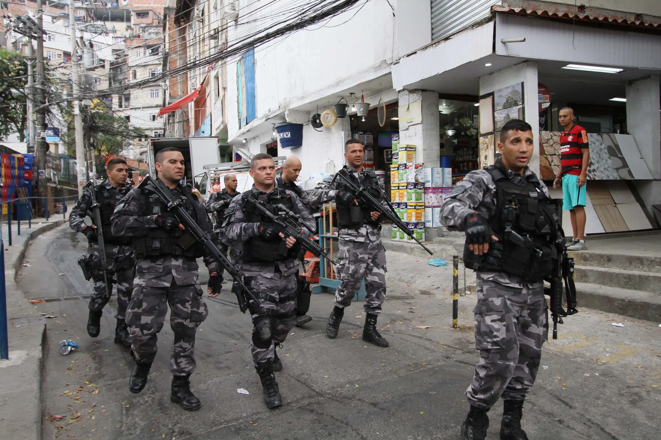 Policias fazendo ronda na Rocinha
