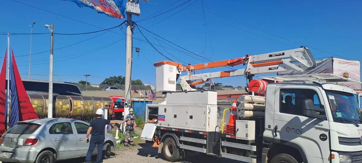 Posto de combustível é flagrado com gato de energia em Itaboraí